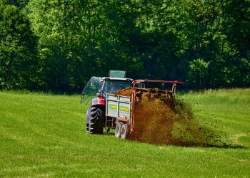 Змінні норми виробітку (т) та витрати палива (л/т) на внесення органічних добрив розкидачем РОД-3 в агрегаті з трактором ЮМЗ-6АКЛ
