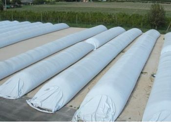 Аграрії Чернігівщини отримали перші рукави для тимчасового зберігання зерна